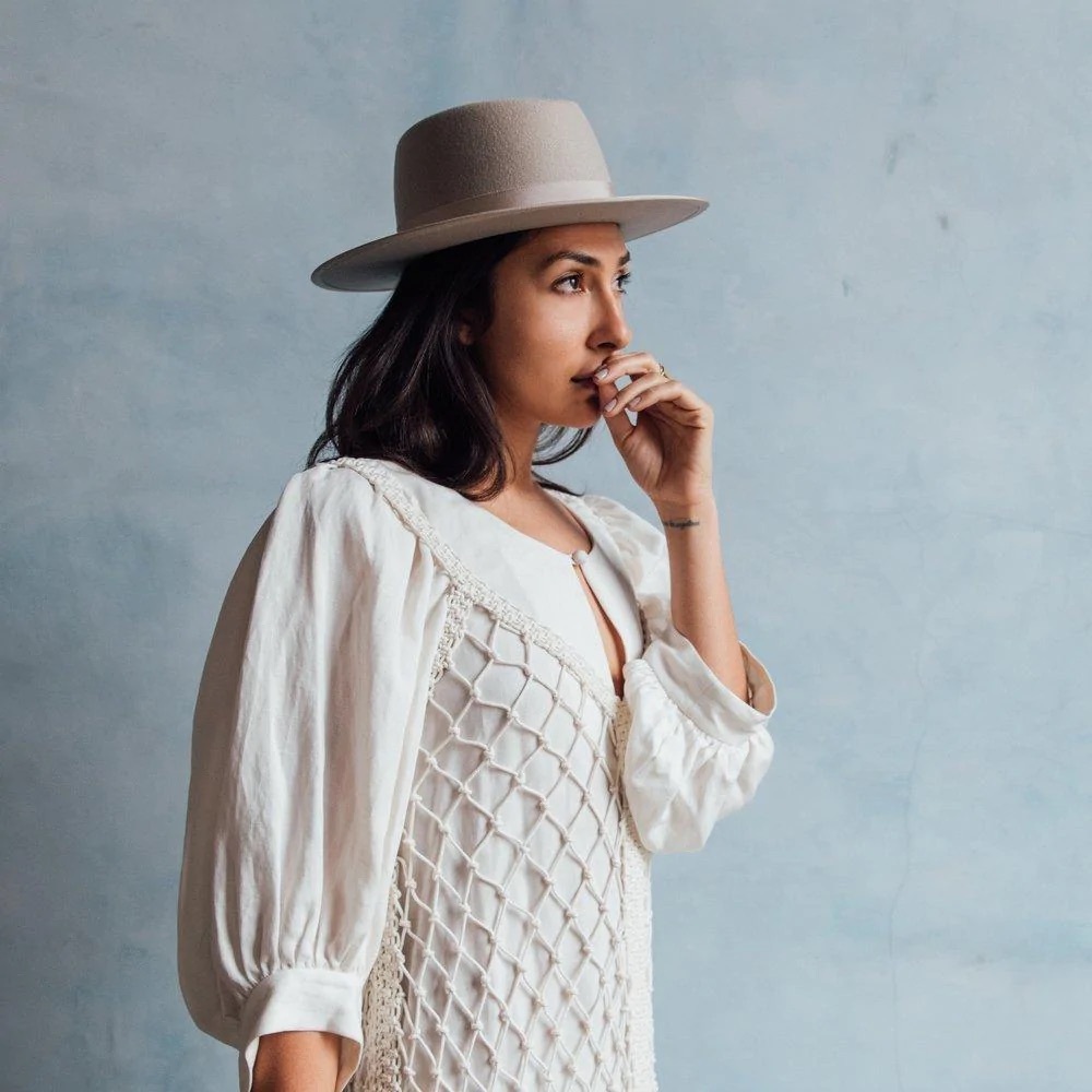 Tio Y Tia Beatriz Flat Brim Hat in Plata